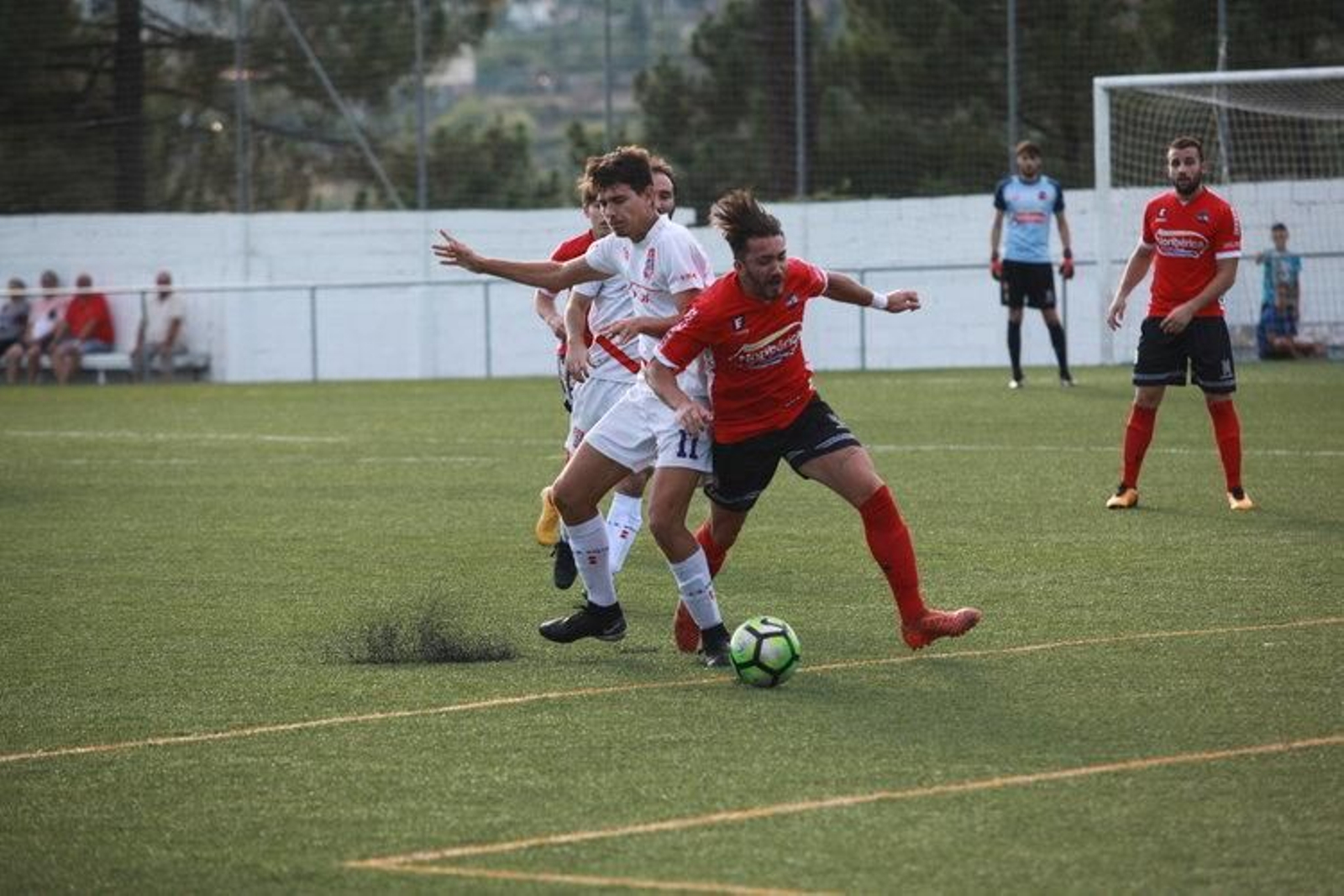 Gabriel intenta robar el esférico.