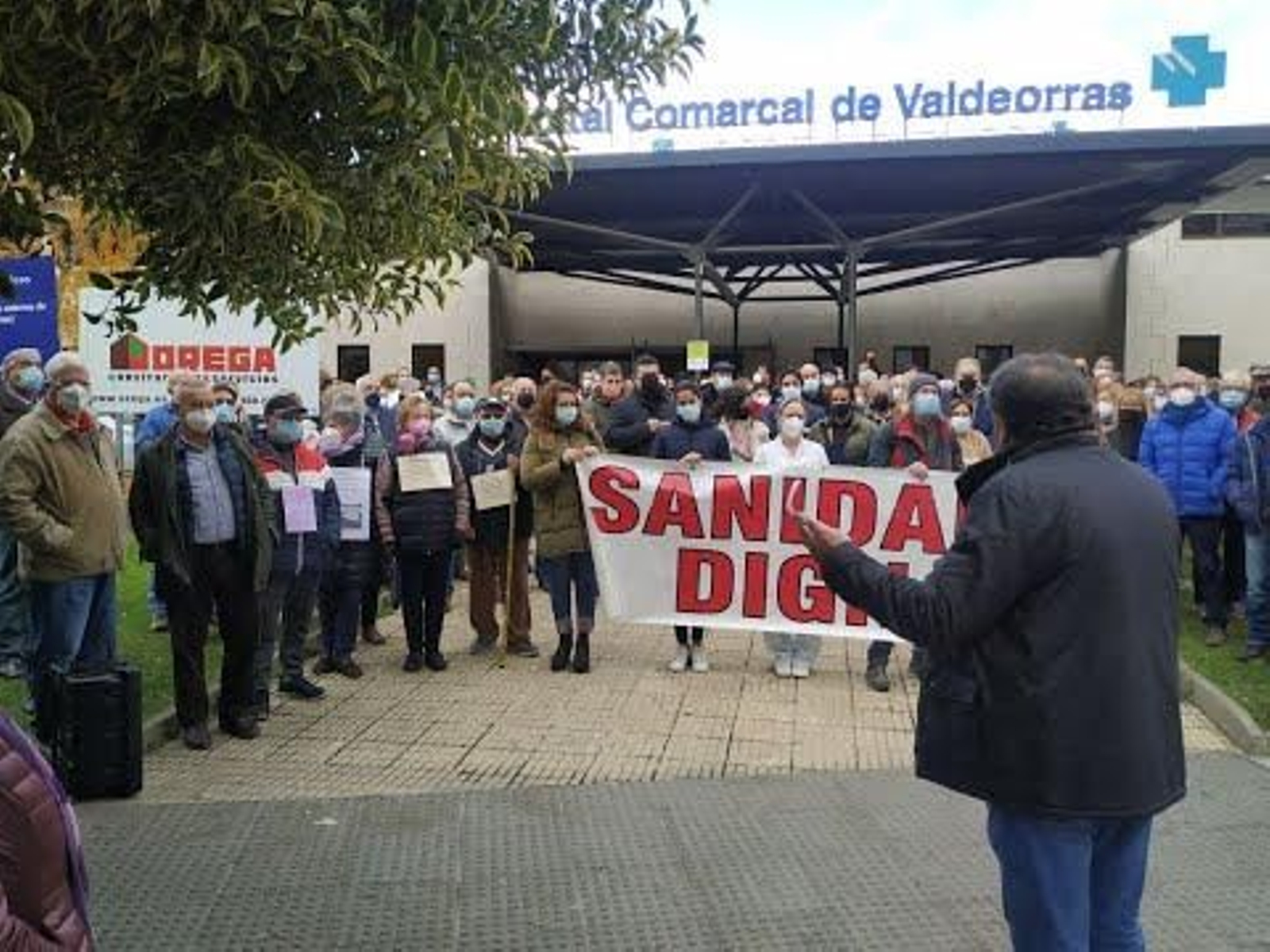 Vecinos de Valdeorras se concentran por "unha sanidade digna"