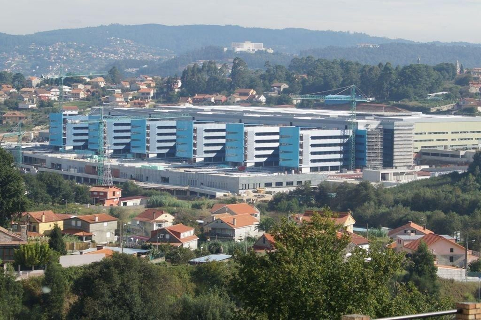 El hospital en construcción en Beade-Valladares. Detrás, el hospital del Meixoeiro.