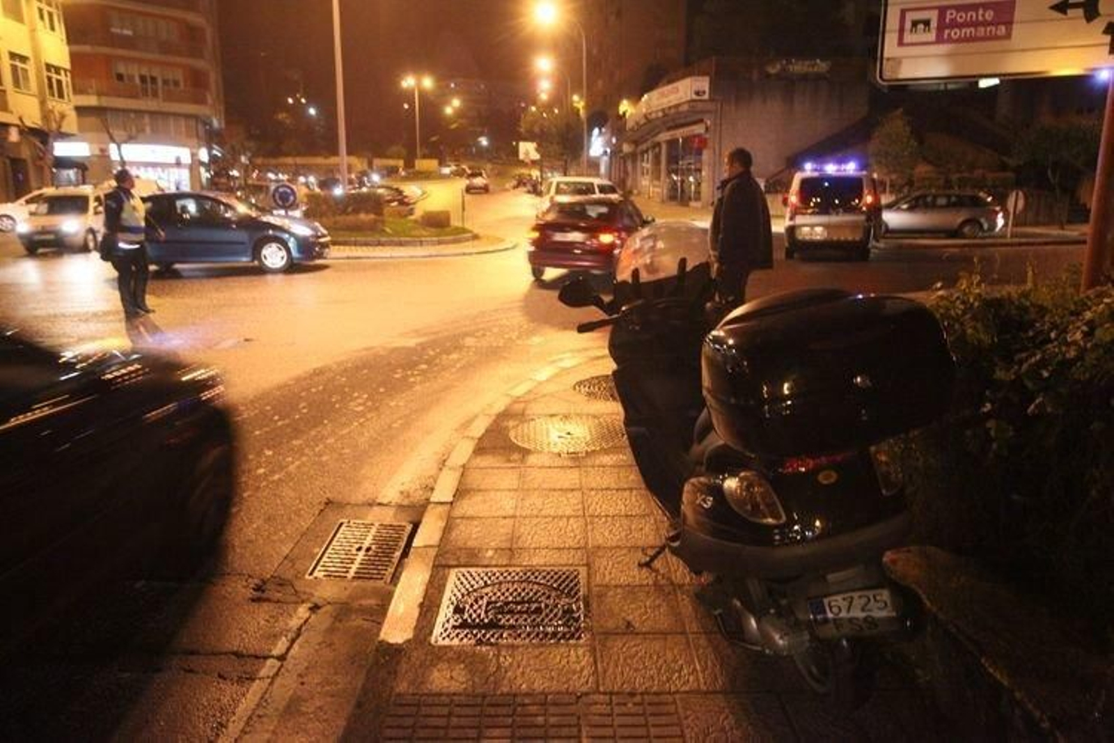La colisión se originó en el semáforo situado en el Puente Nuevo de Ourense. (JOSÉ PAZ)