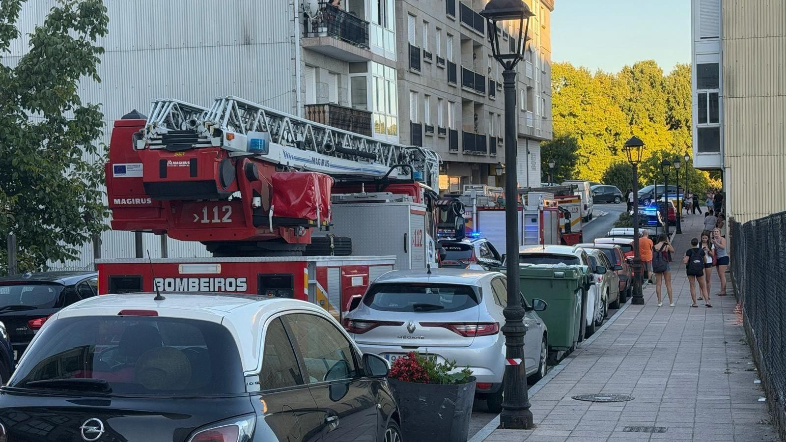 Los bomberos en el punto del incendio urbano en O Carballiño.
