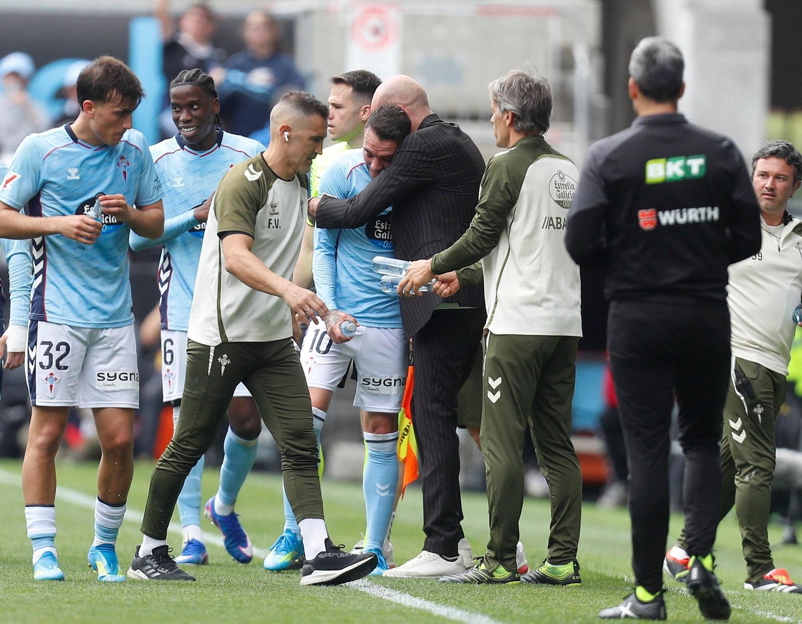 Abrazo entre Aspas y Giráldez.