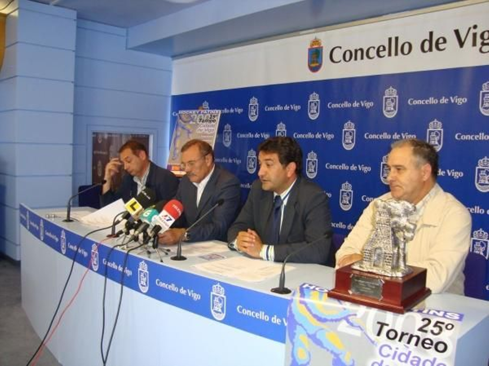 Urdiales, Alonso, Domínguez y Sáenz, ayer en la presentación del torneo en el Concello.