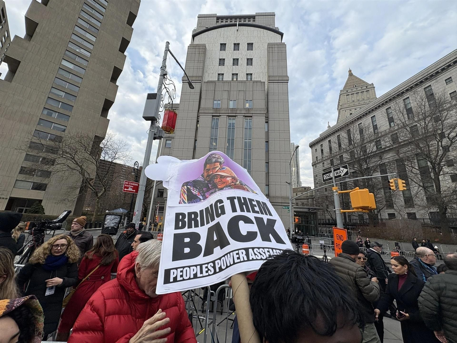 Protestas frente al tribunal de Nueva York mientras declaraban Nicolás Maduro y su esposa