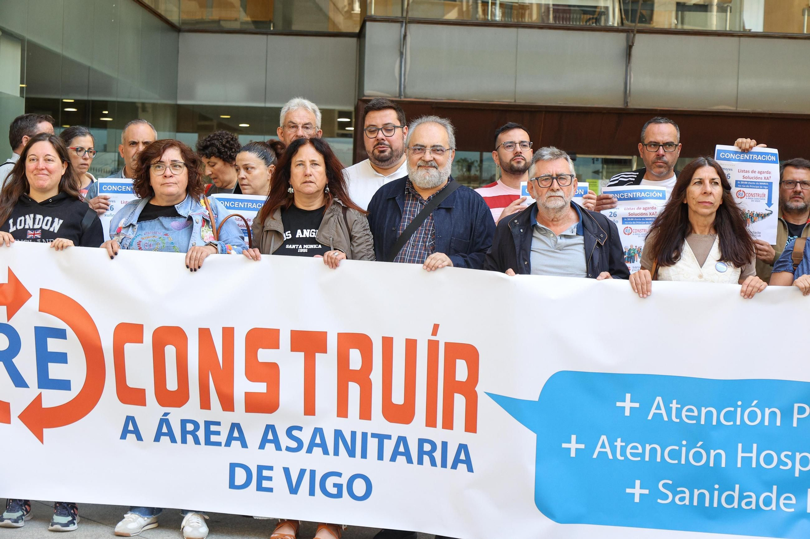 Los representantes de SOS Sanidade Pública, ayer ante el centro de salud Rosalía Castro, critican las listas de espera.
