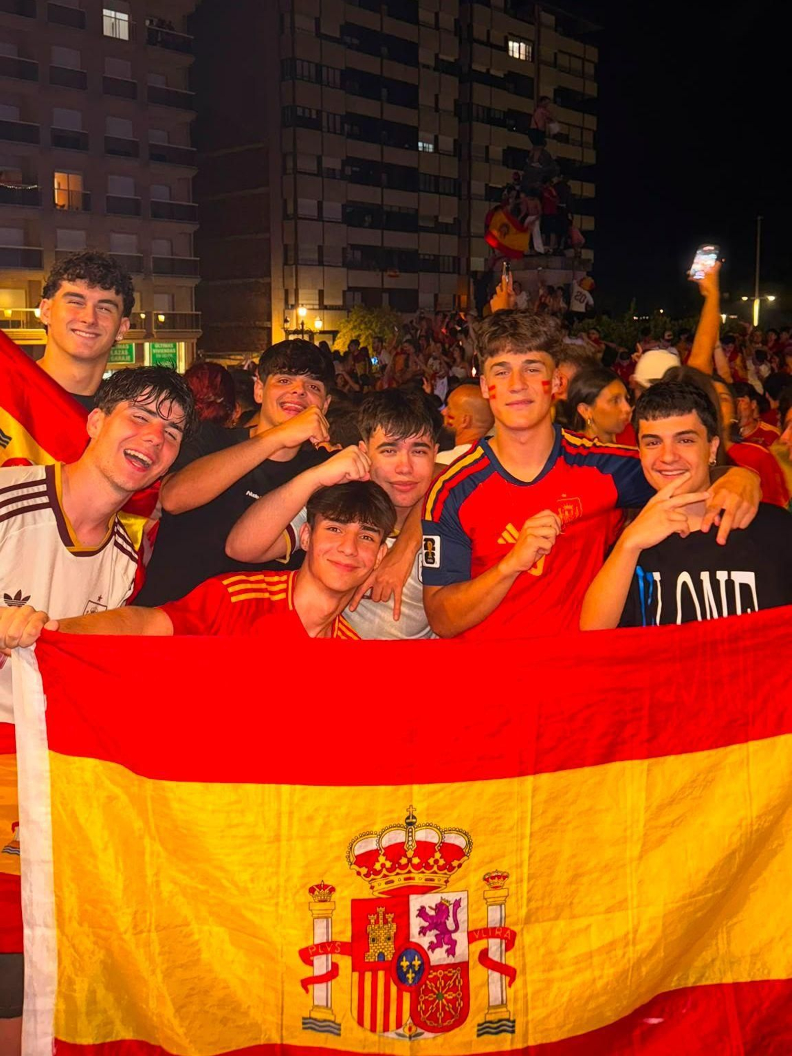 Un grupo de amigos celebrando la victoria en la plaza de Concepción Arenal.
