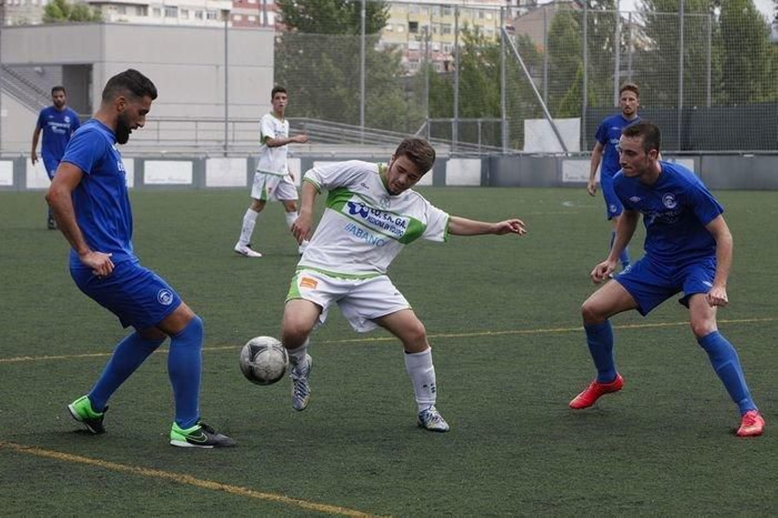 David Prada y Esteban, del Nogueira, asedian a un jugador del Pabellón.