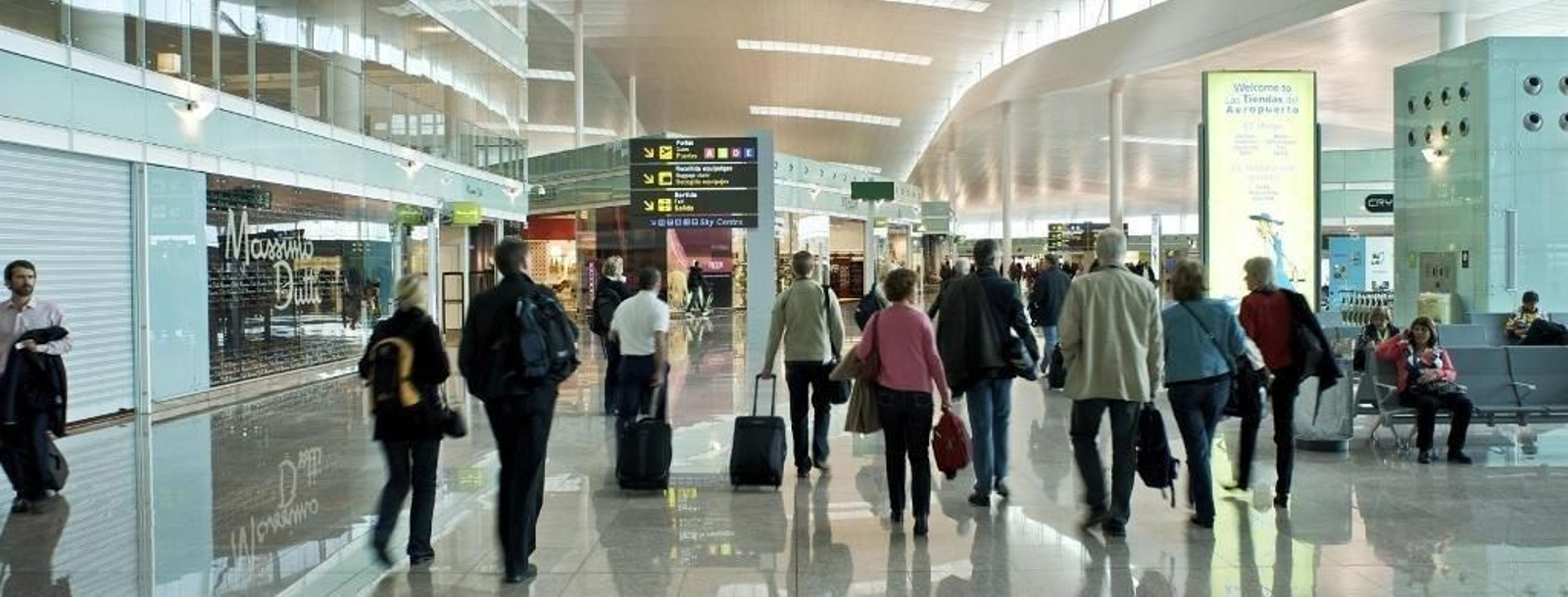 Un grupo de pasajeros, en el aeropuerto internacional de El Prat, en Barcelona.