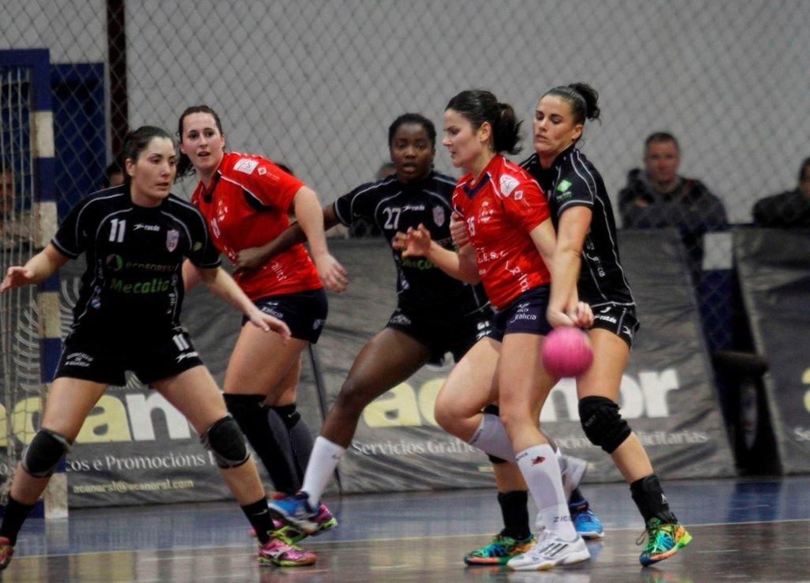 Naiara Egozkue trata de arrebatar la pelota a Andrea Dapena, que volvió a A Sangriña por primera vez tras pasar dieciocho años en el Guardés.