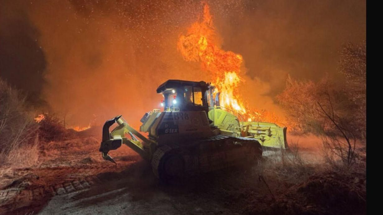 Los brigadistas con la maquinaria, en el incendio de Quiroga.