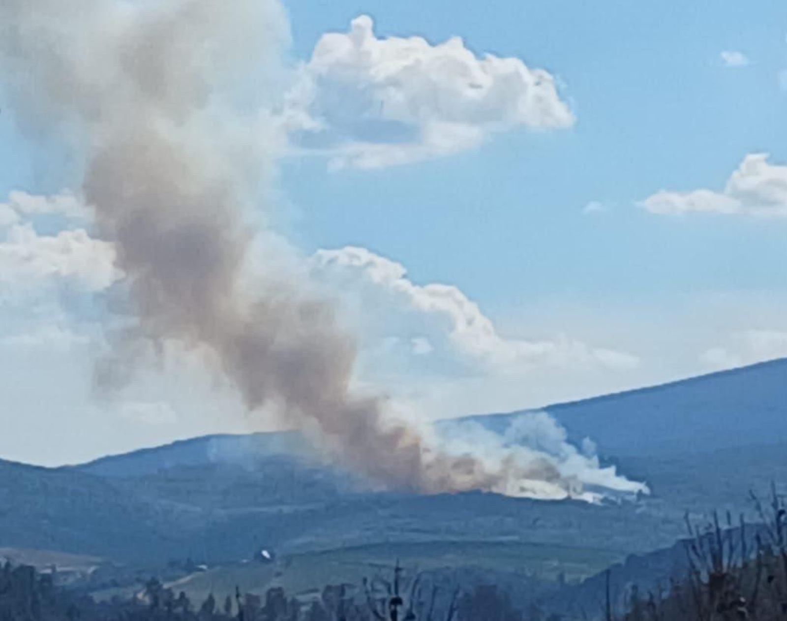 Imagen de la gran columna de humo generada por el incendio en Chandoiro.