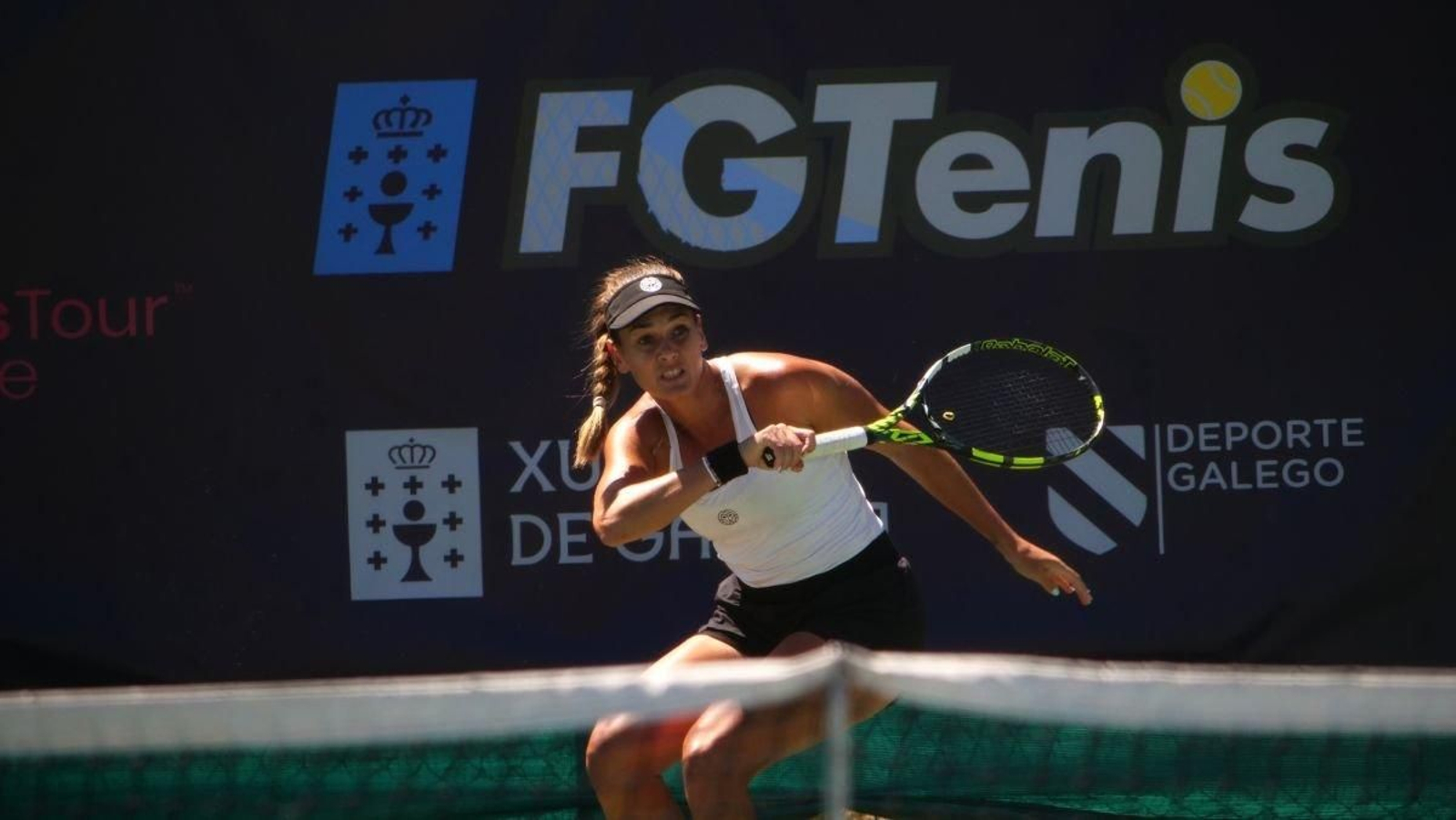 Subida a la red de la española Andrea Lázaro durante su partido de octavos de final.