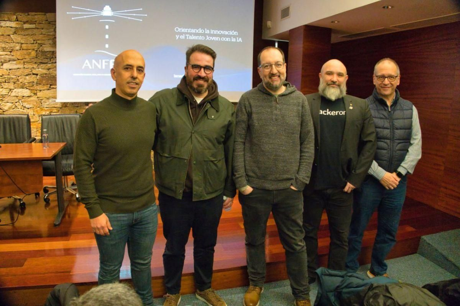 Ismael Faro (en el centro) con los ponentes que participaron ayer en la puesta en marcha de Anfaia.