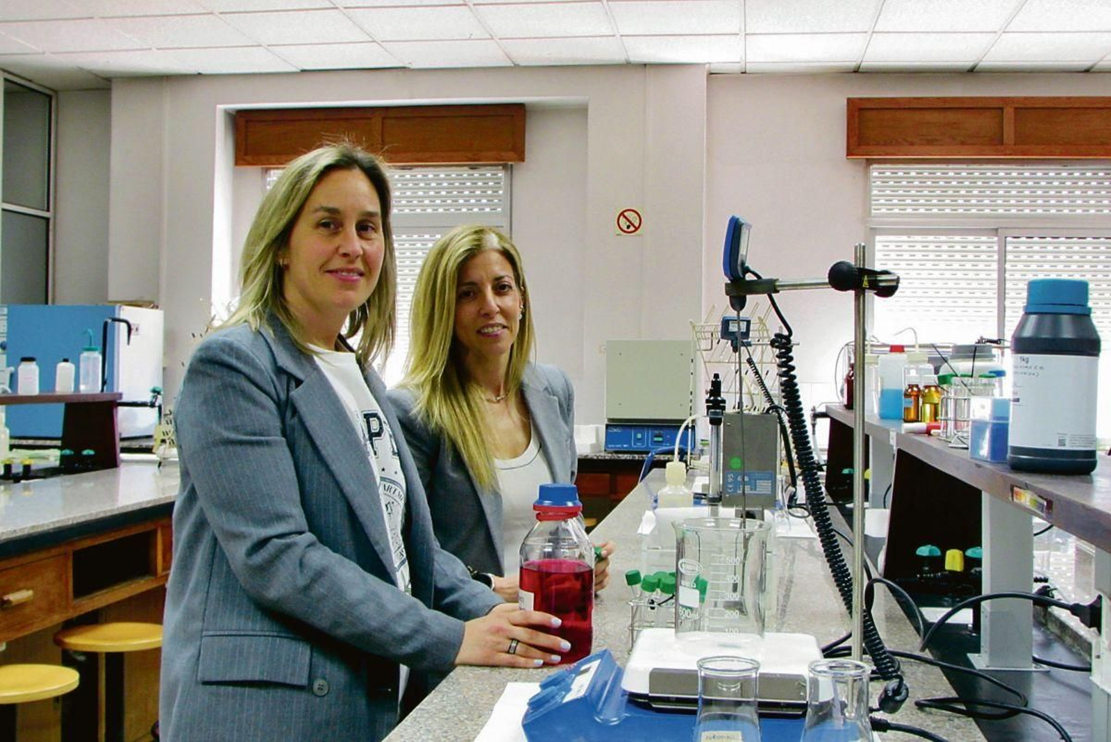 Xanel Vecino y Lorena Freire, en uno de los laboratorios de la UVigo.