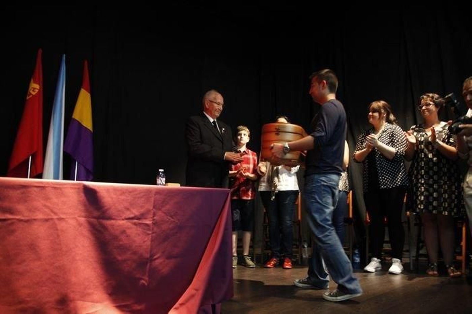 Camilo de Dios recibe los restos de su hermano Perfecto de manos de René Pacheco.