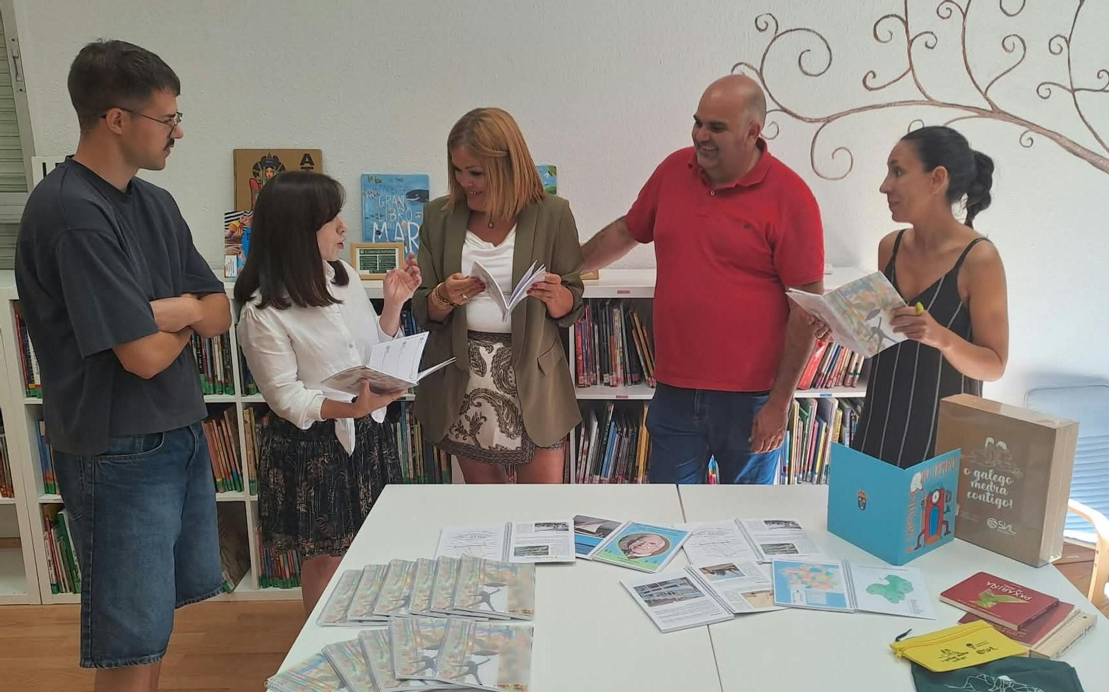 La alcaldesa Digna Rivas y el concejal Alberto Álvarez durante su visita al CEIP Alexandre Bóveda.