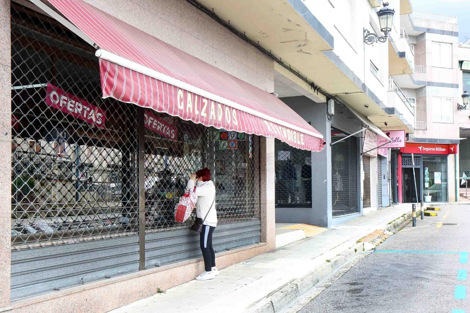 En Ponteareas escasa  actividad comercial en el primer día de apertura.