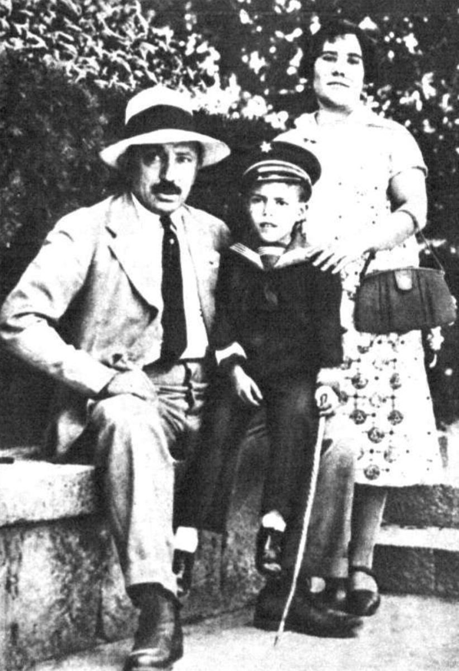Enrique Gualder con su mujer y su hijo.