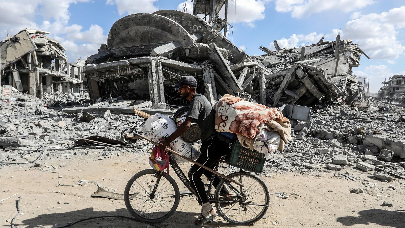 Tras la firma del acuerdo de paz los palestinos desplazados comenzaron a regresar a sus hogares después de que el ejército israelí se retirara de algunas áreas al este de Khan Yunis en el sur de la Franja de Gaza, esta fue la primera fase del plan de paz de EE. UU. para la Franja.