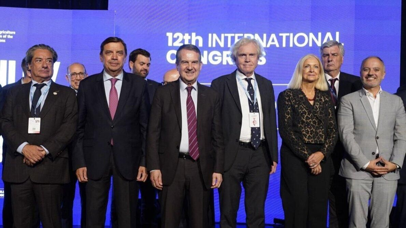 Foto de familia en el congreso con Eloy García, Luis Planas, Abel Caballero, Audun Lem y David Regades, entre otros.