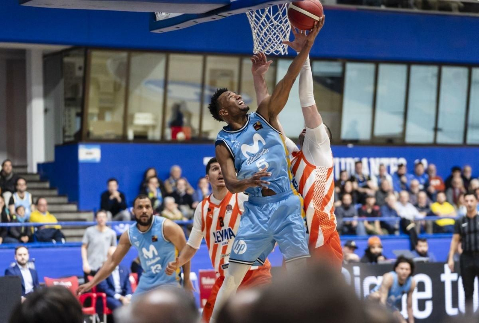 Adams Sola lanza a canasta ante el Básquet Coruña.