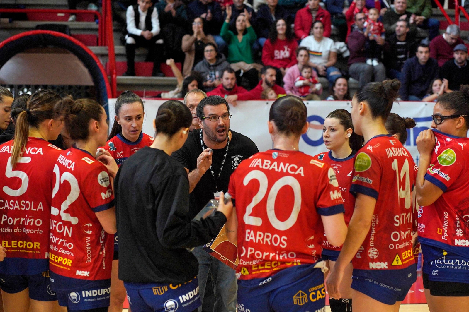 Instrucciones a las jugadoras del Porriño.