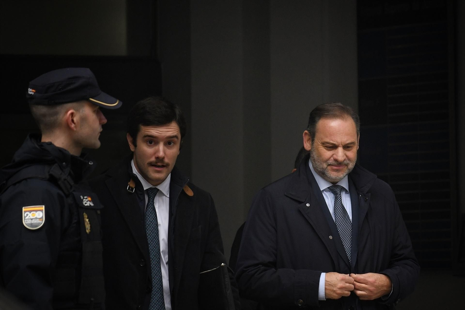 El ex ministro de Transportes José Luis Ábalos (1d) sale de declarar al Tribunal Supremo, a 20 de febrero de 2025.