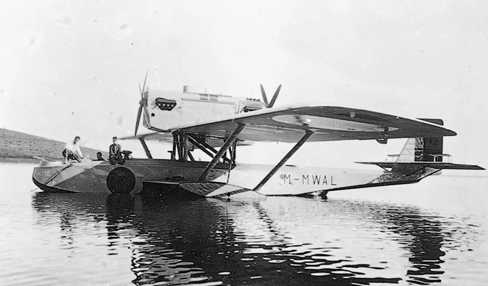 Primer vuelo del Plus Ultra