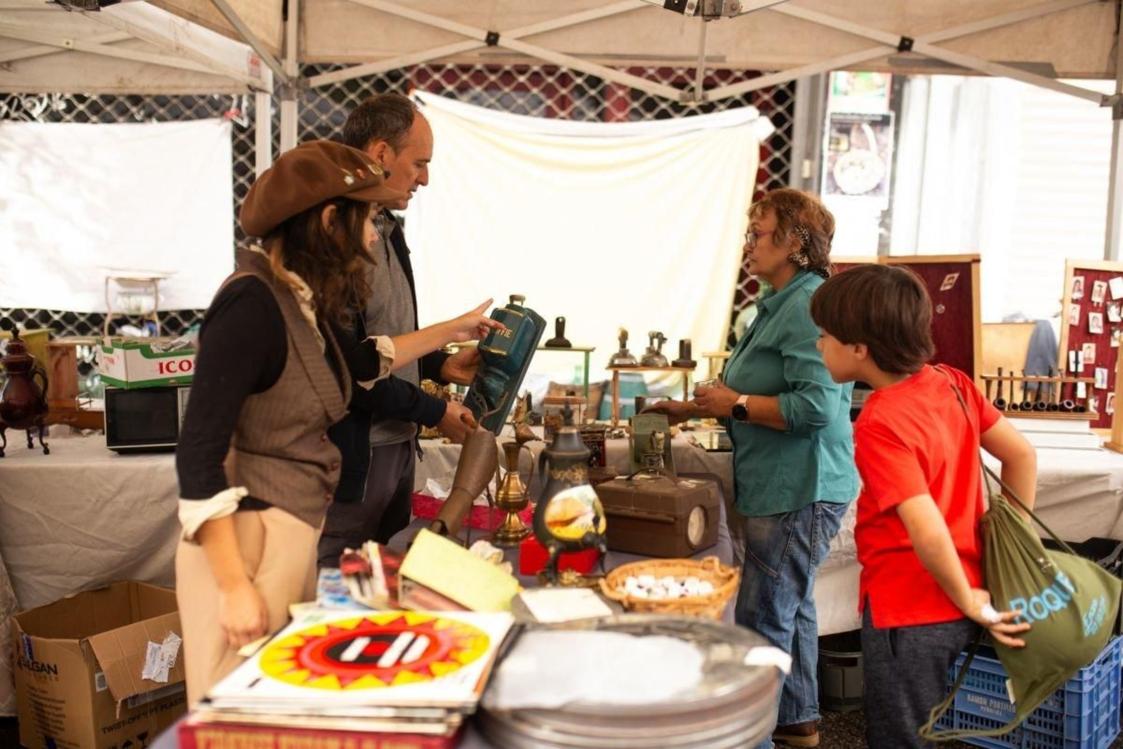 Uno de los puestos instalados ayer en la calle Celso Emilio Ferreiro.