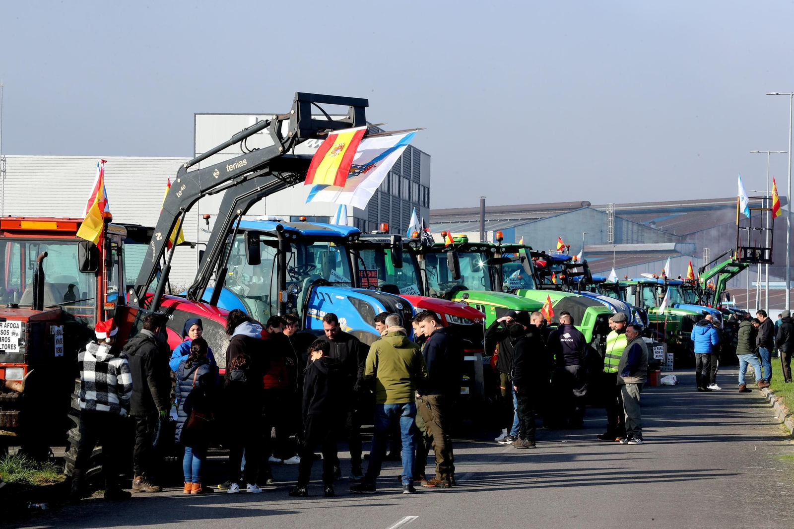 Galería | Los tractores toman Ourense y San Cibrao: "Se non estamos nós, vanse queimar ata as persianas dos edificios"