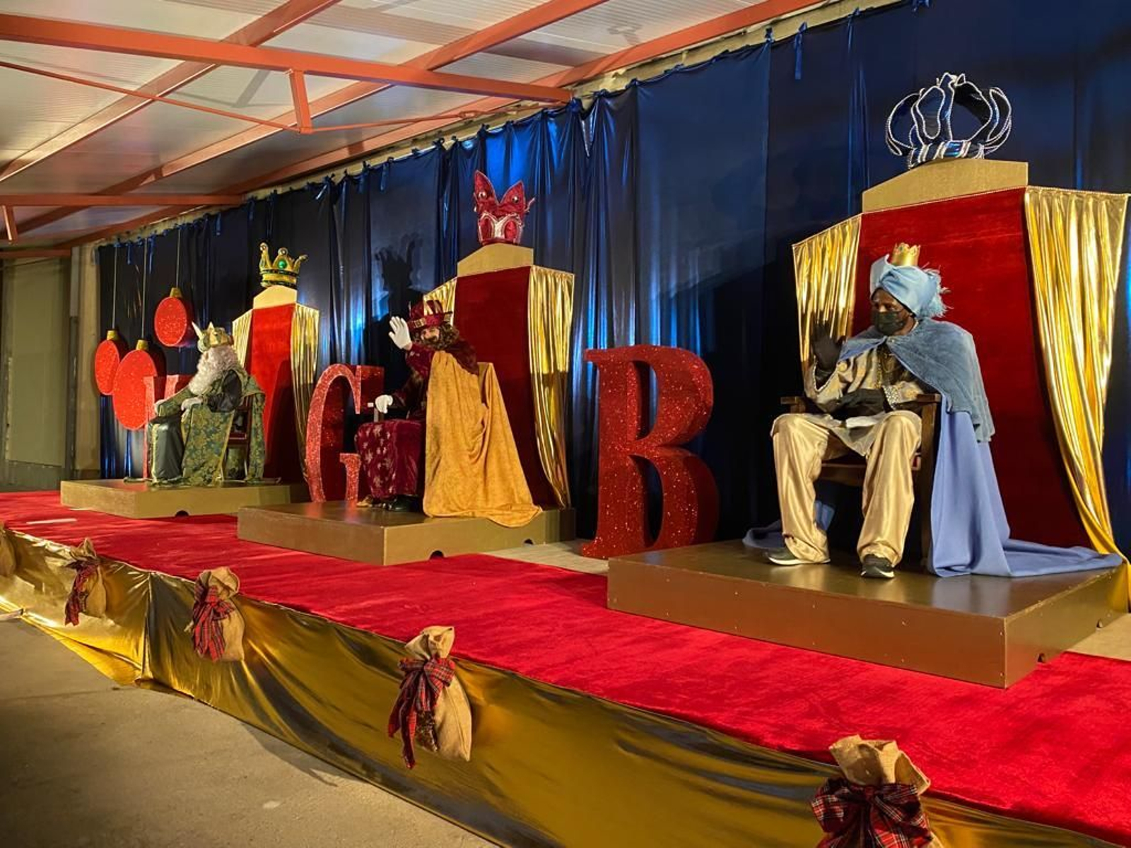 ALLARIZ. Recepción de sus Majestades de Oriente a los niños alaricanos. // P. Palomanes