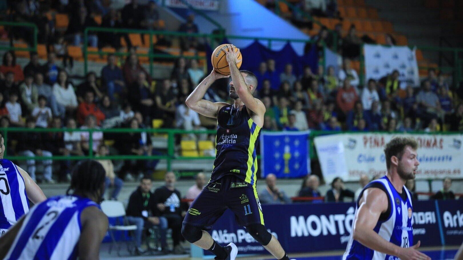 El base del COB Javi López lanza el balón a canasta (Foto: José Paz).