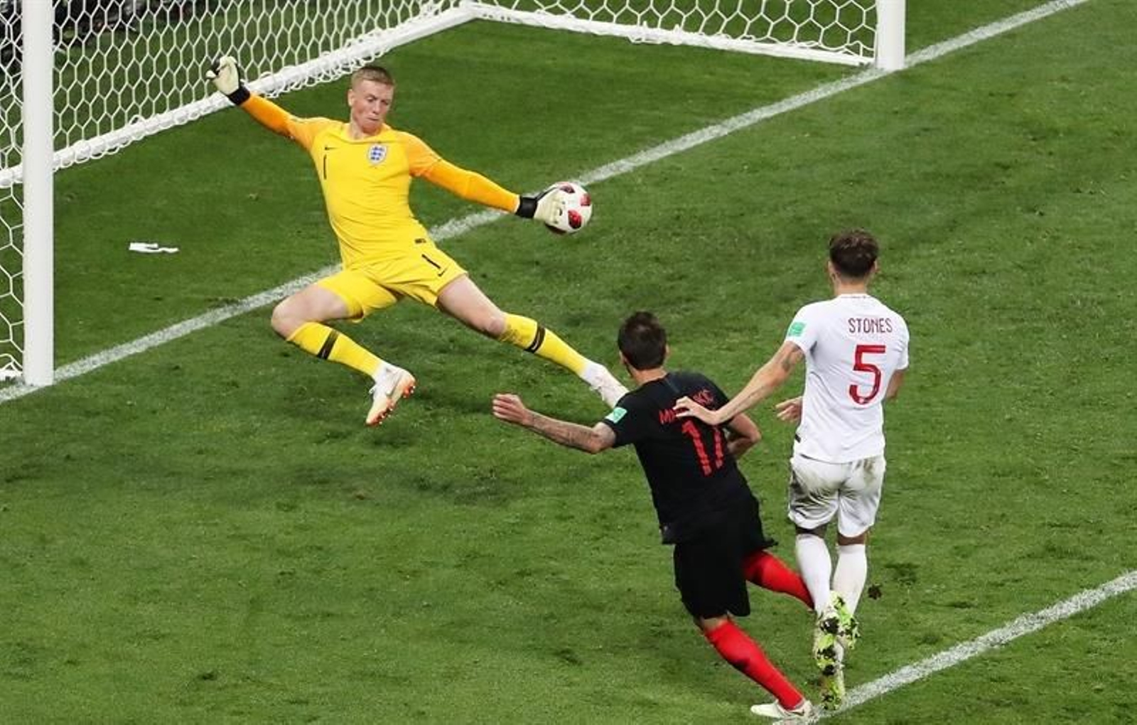 Mandzukic marcando el segundo gol de Croacia en la prórroga.