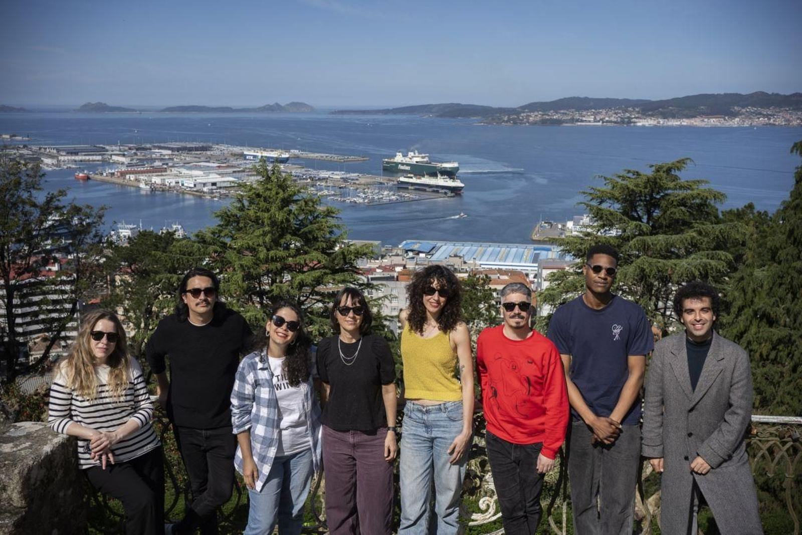 Los seis seleccionados del programa Rueda, ayer con Pilar Palomero y Víctor Alonso-Berbel.