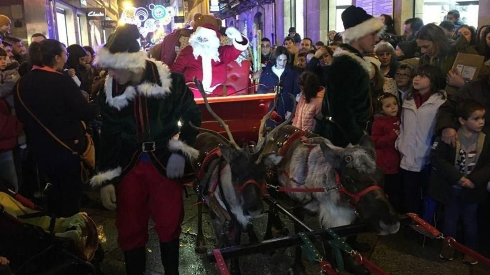 Papá Noel, protagonista del “exclusivo espectáculo” navideño por el que las familias deberán pagar en Ourense.