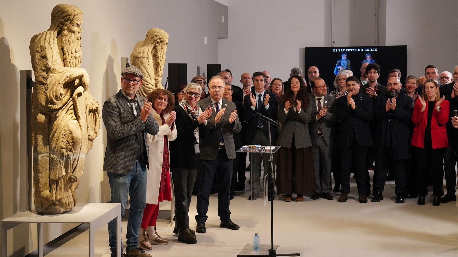 El acto de recepción de las estatuas de Mestre Mateo en el Museo do Pobo Galego este jueves en Santiago de Compostela