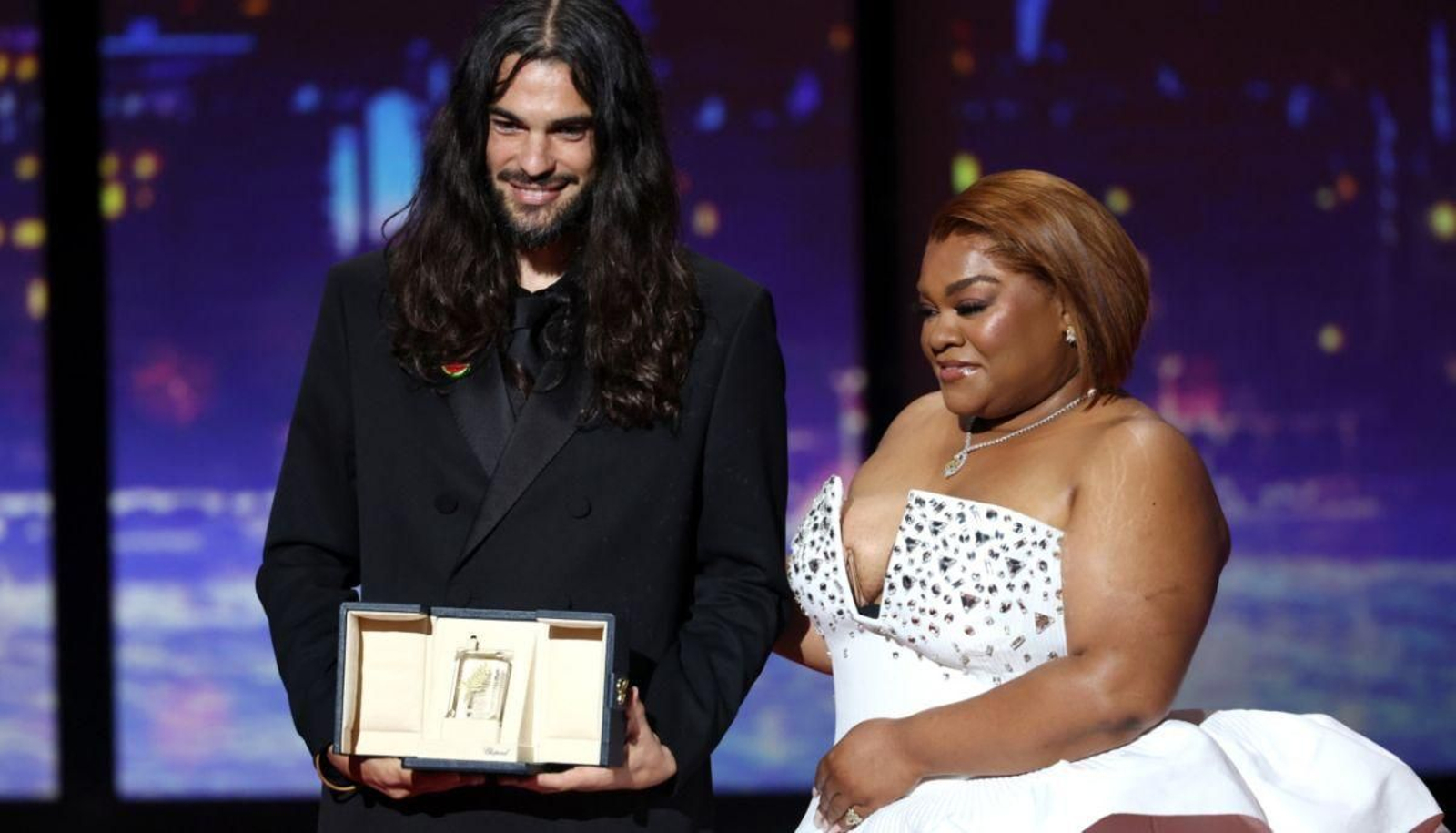 El gallego Oliver Laxe recibiendo el Premio del Jurado del Festival de Cannes.