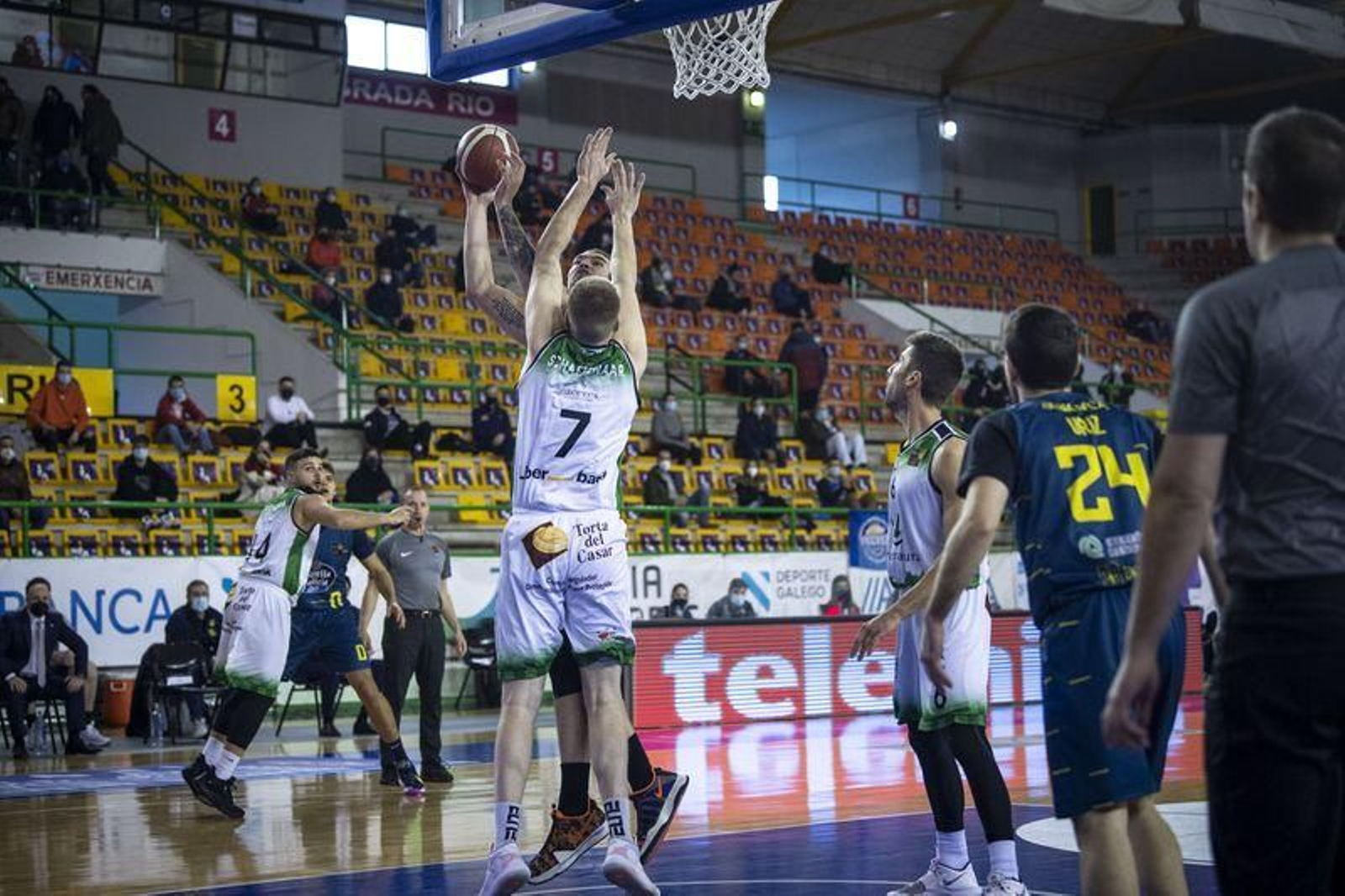 Partido en el Pazo entre el COB y el Cáceres // FOTO: ÓSCAR PINAL