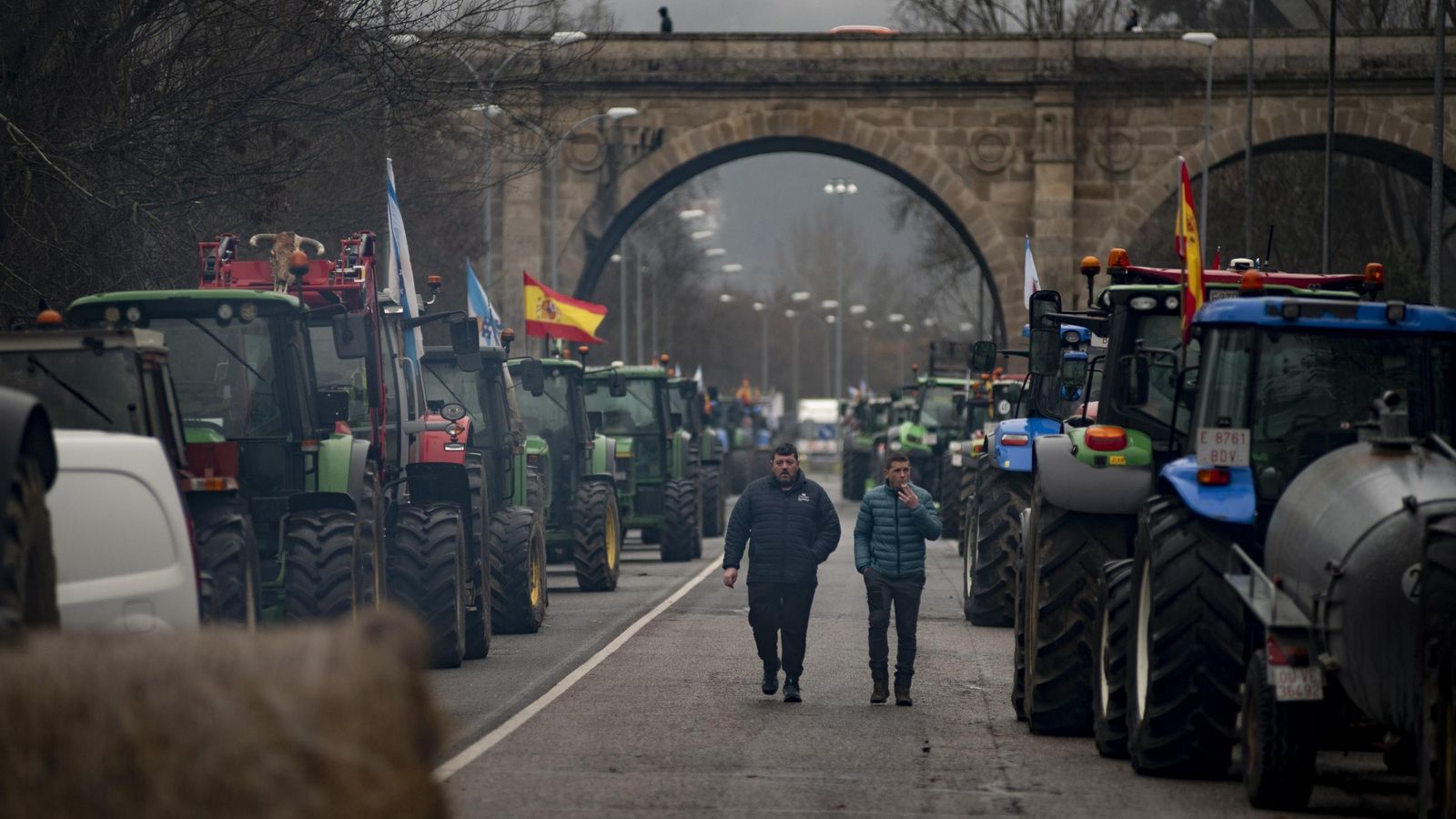 Más de 80 tractores bloquean la N-120