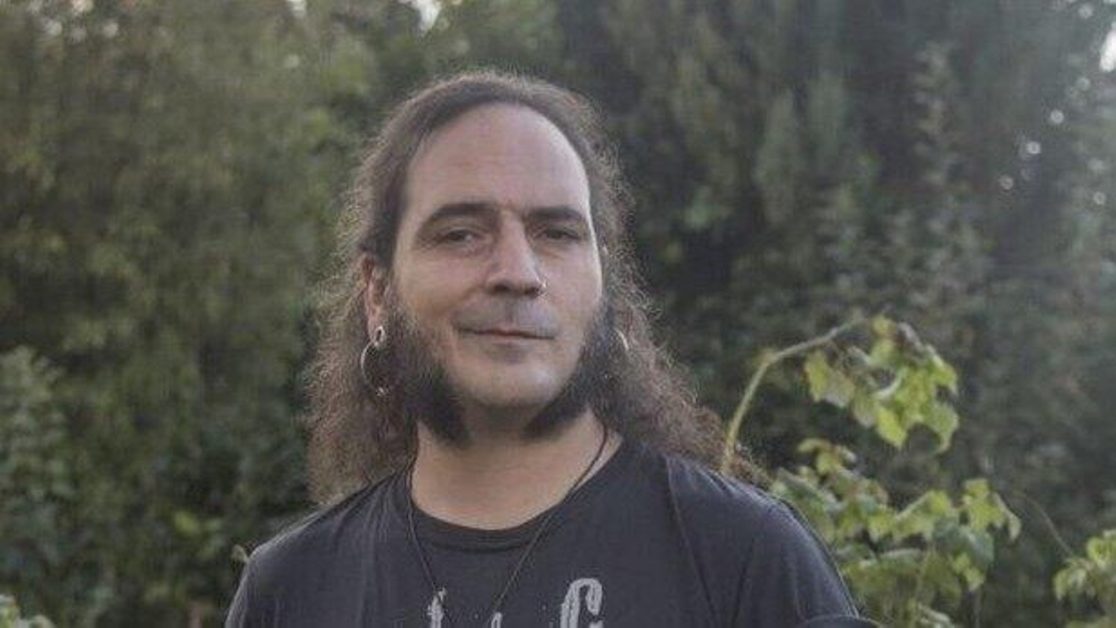 Diego Vázquez, voz y guitarra en Malheira.