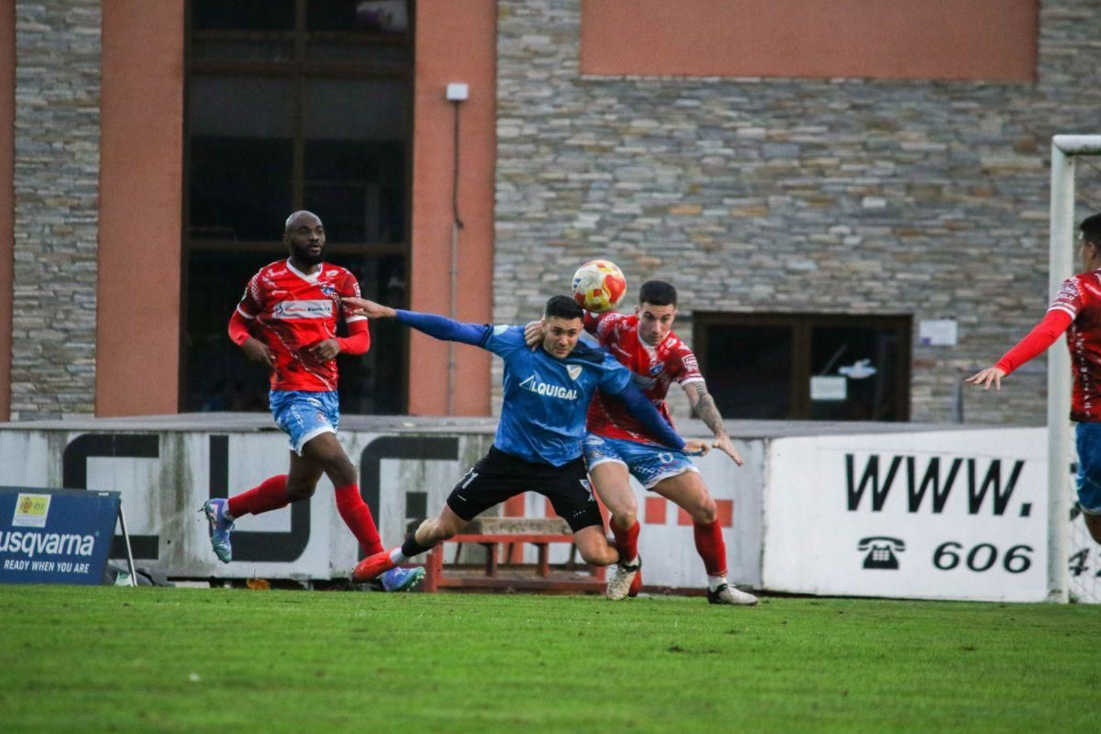 Carga del local Raúl Paz sobre el coruñés Adri Otero, que le costó la pena máxima en el primer tiempo.