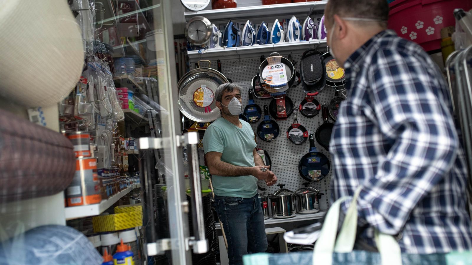 OURENSE (FERRETERÍA SAN FRANCISCO). 04/05/2020. OURENSE. Arranca la fase cero con la apertura de varios negocios, entre los que se incluyen ferreterías, peluquerías, talleres de arreglos, librerías o clínicas. FOTO: ÓSCAR PINAL