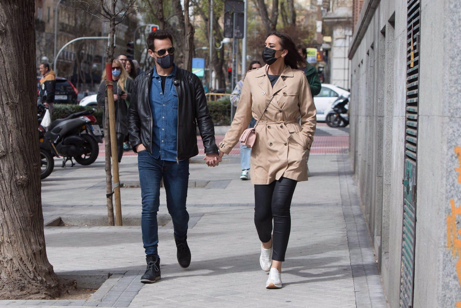 Patricia Pardo y Christian Gálvez pasean de la mano por Madrid. // E.P.