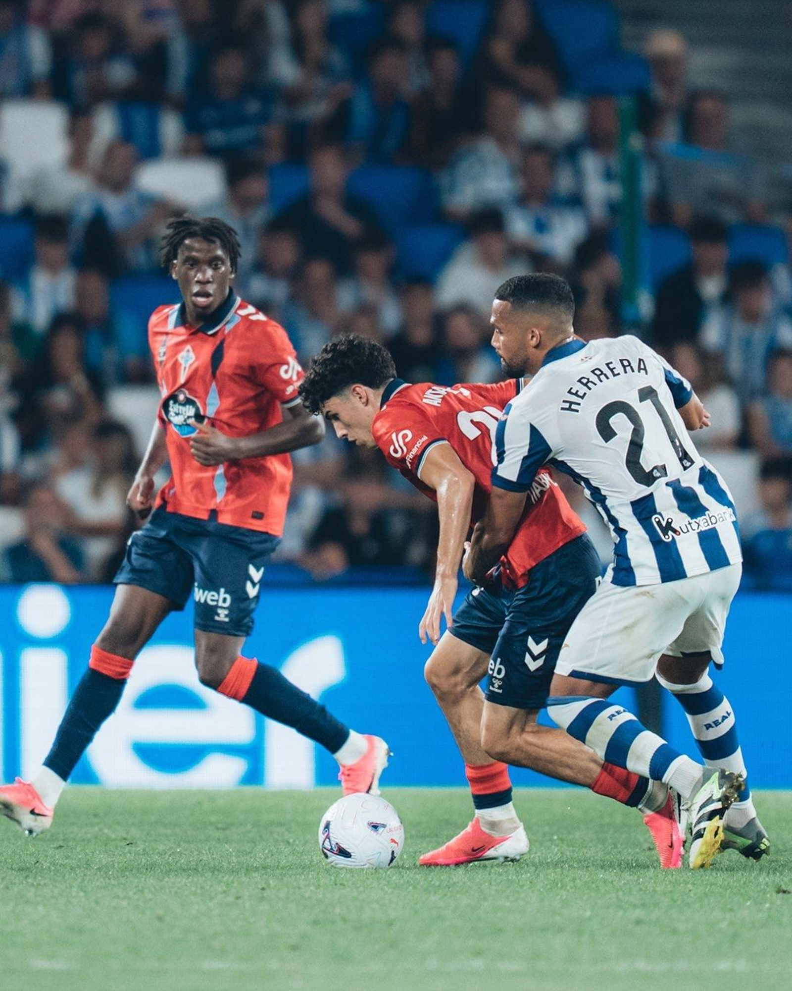 Andrés Antañón protege el balón ante Yangel Herrera.