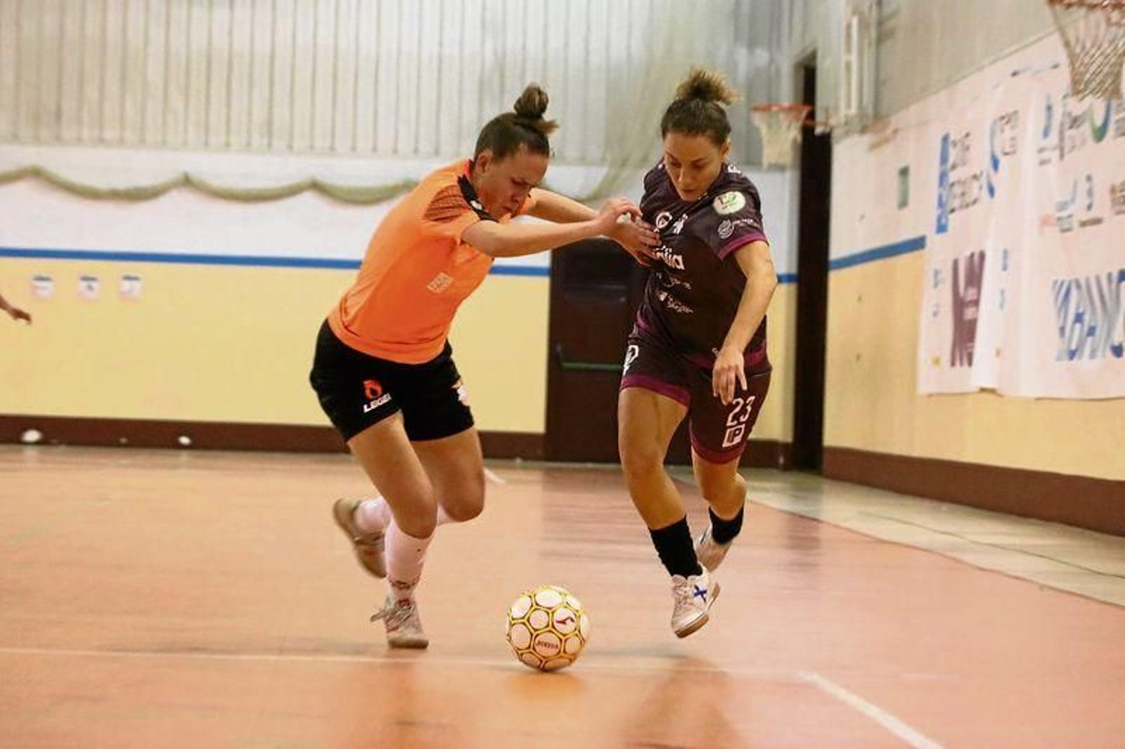 Andrea Feijóo, a la derecha, en el partido en el que se lesionó.
