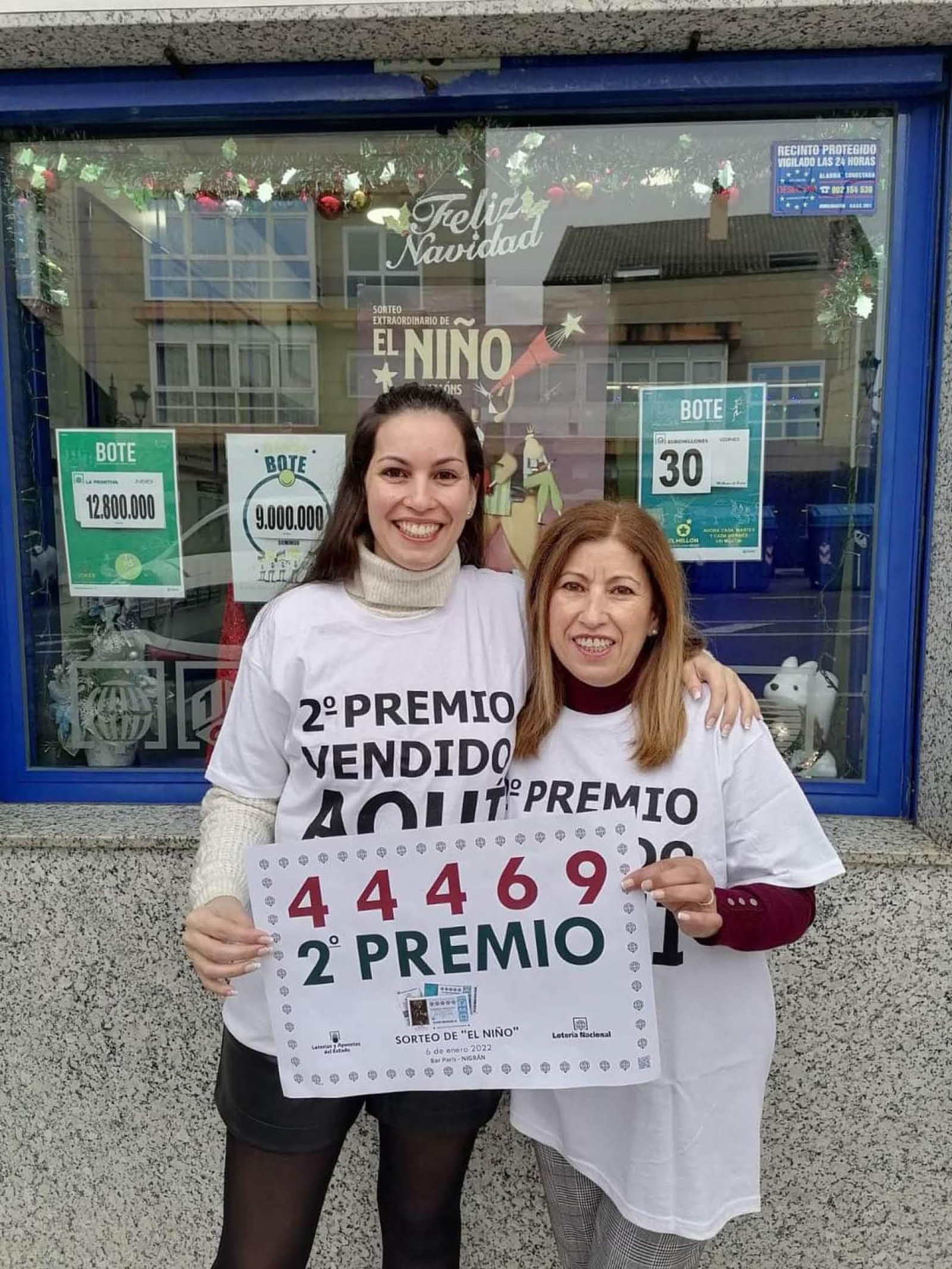 Adriana y María repartieron el segundo premio en el Bar París de Nigrán, a unos kilómetros del estanco “El 13 de Priegue” que también vendió un décimo.