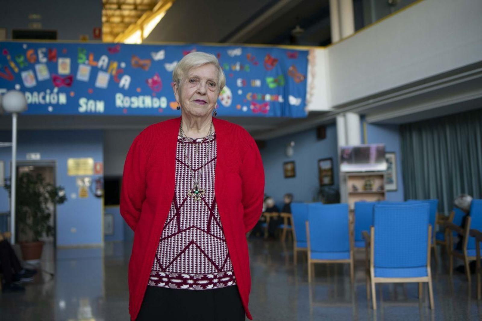 Elvira Maroño, usuaria de la residencia Virgen Blanca, posa a la entrada del centro