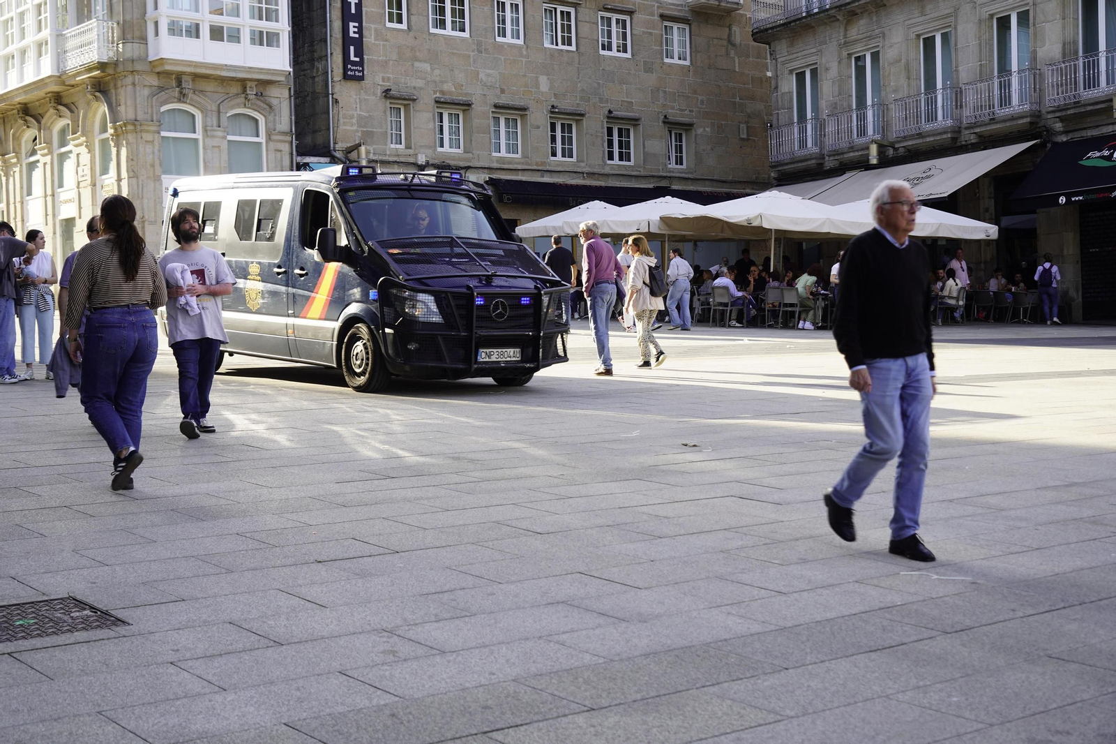 Una de las patrullas que la Policía Nacional desplegó en Vigo durante el apagón.