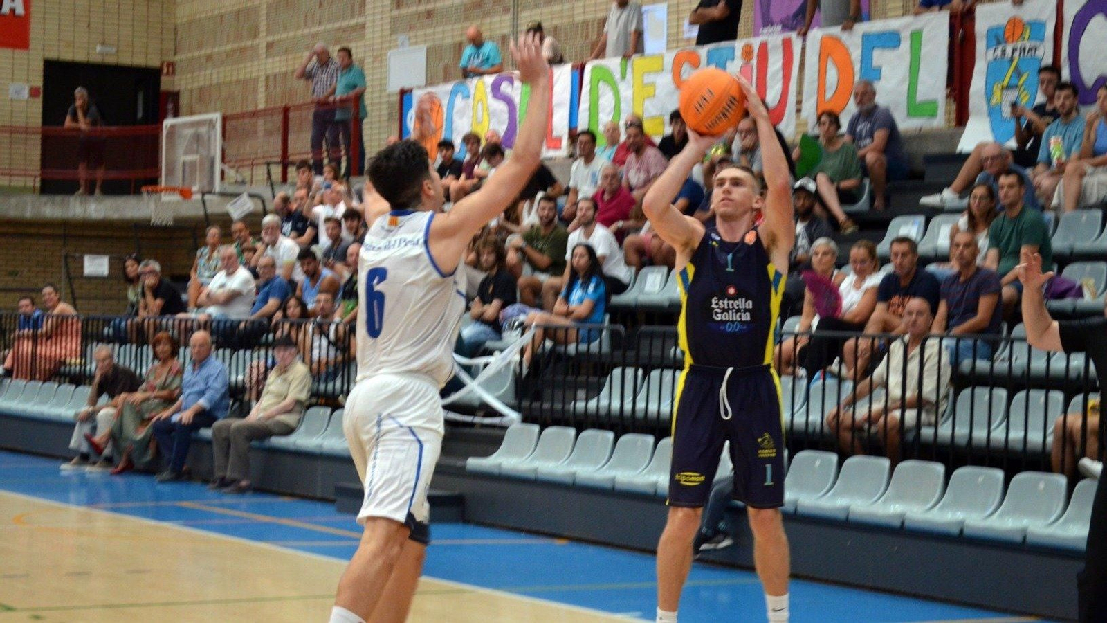 El escolta del COB Aanen Moody se dispone a lanzar a canasta ante Marc Peñarroya.