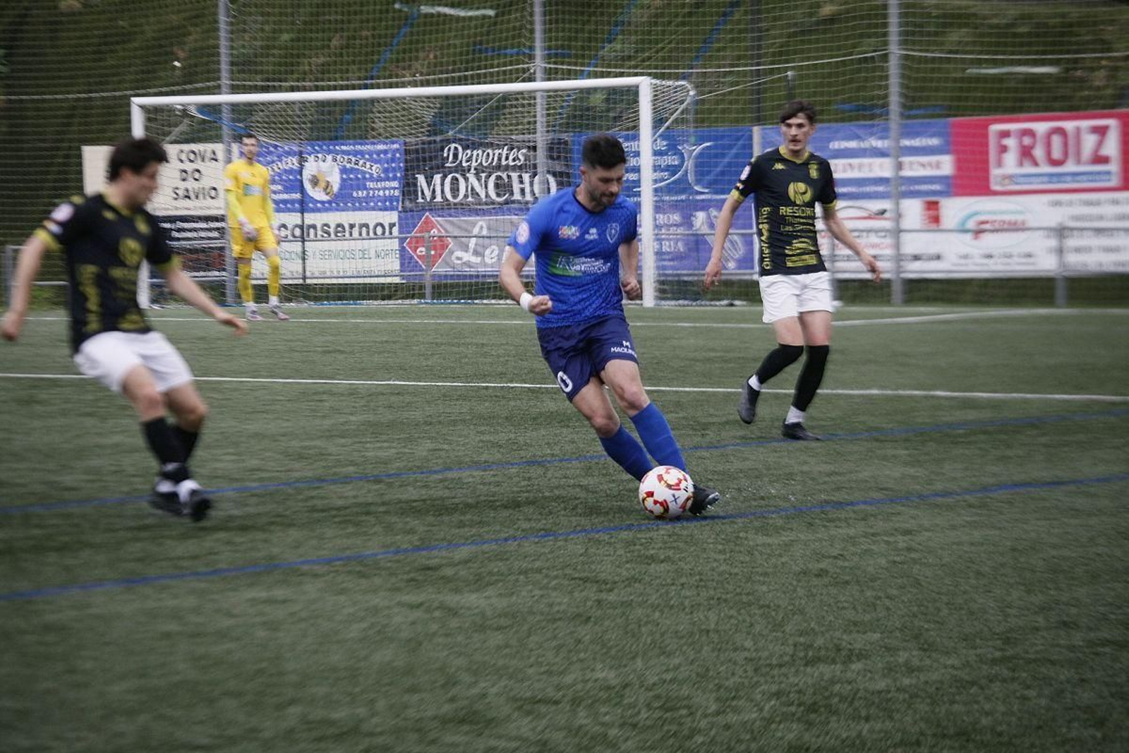Alberto Novoa volvía tras su lesión y fue un jugador importante en el medio campo del Barbadás.